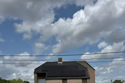 Vrijstaande woning met een volledig zwart zonnepanelendak.
