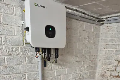 Wandmodel thuisbatterij netjes gemonteerd naast de zekeringkast.